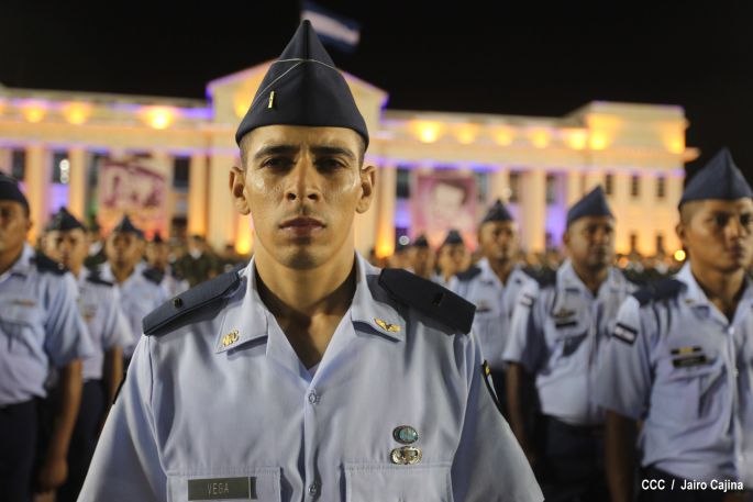 Daniel preside el 35 aniversario de la Fuerza Aérea