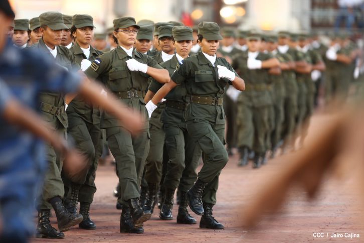 Daniel preside el 35 aniversario de la Fuerza Aérea