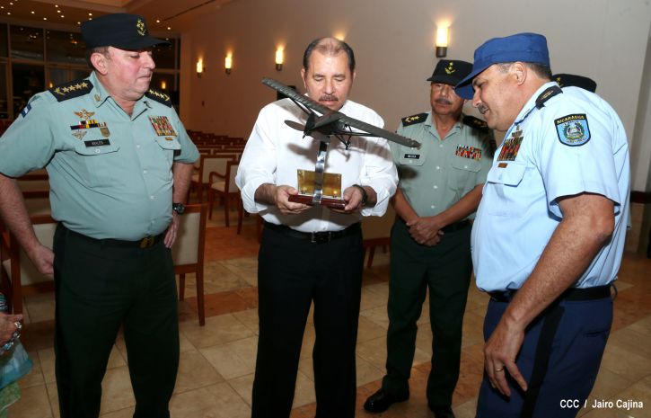 Daniel preside el 35 aniversario de la Fuerza Aérea