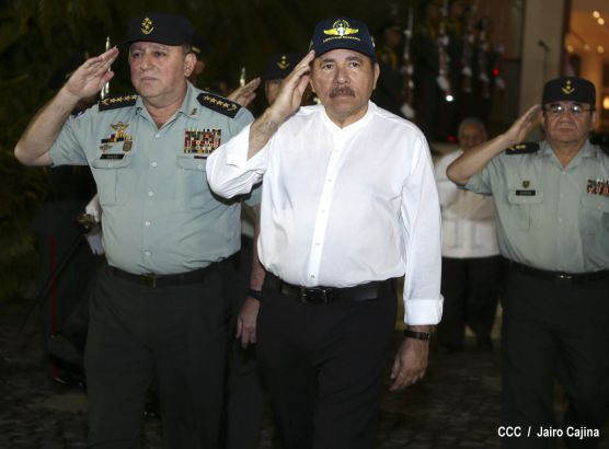 Daniel preside el 35 aniversario de la Fuerza Aérea