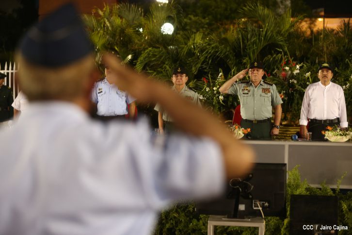 Daniel preside el 35 aniversario de la Fuerza Aérea