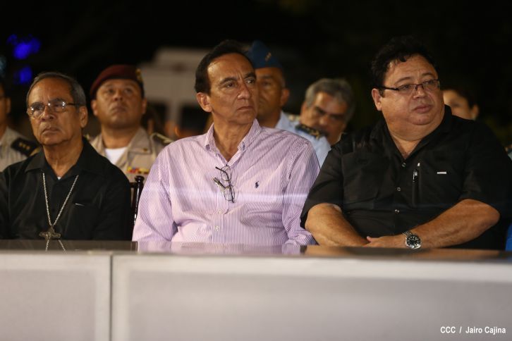 Daniel preside el 35 aniversario de la Fuerza Aérea