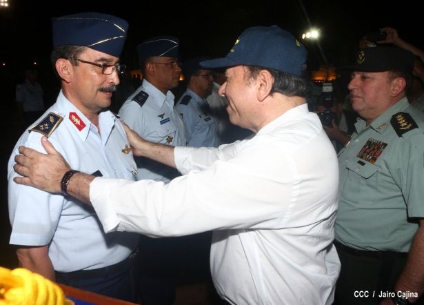 Daniel preside el 35 aniversario de la Fuerza Aérea