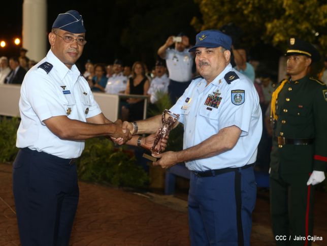 Daniel preside el 35 aniversario de la Fuerza Aérea