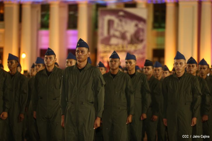 Daniel preside el 35 aniversario de la Fuerza Aérea