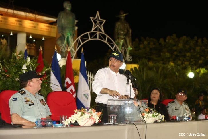 Daniel preside el 35 aniversario de la Fuerza Aérea