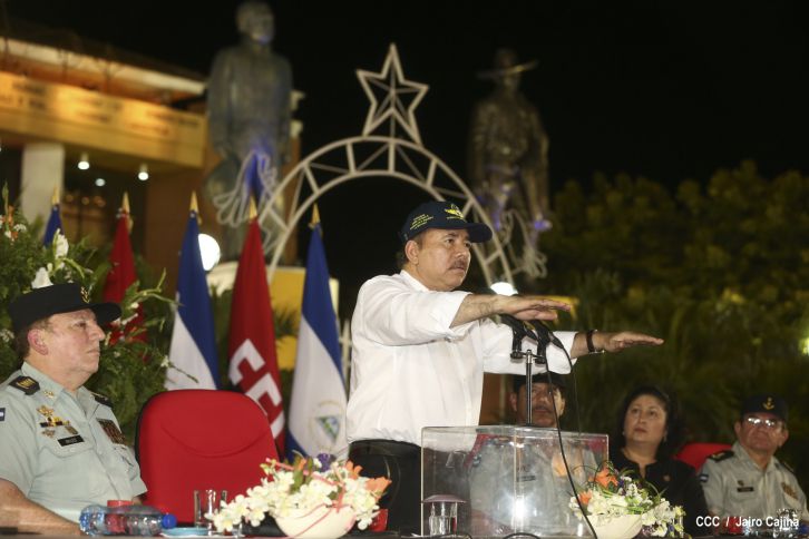 Daniel preside el 35 aniversario de la Fuerza Aérea