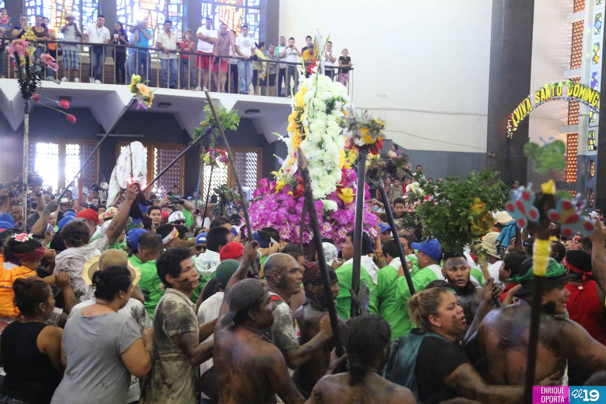 Con alegría y fervor miles acompañan a Santo Domingo hacia Las Sierritas