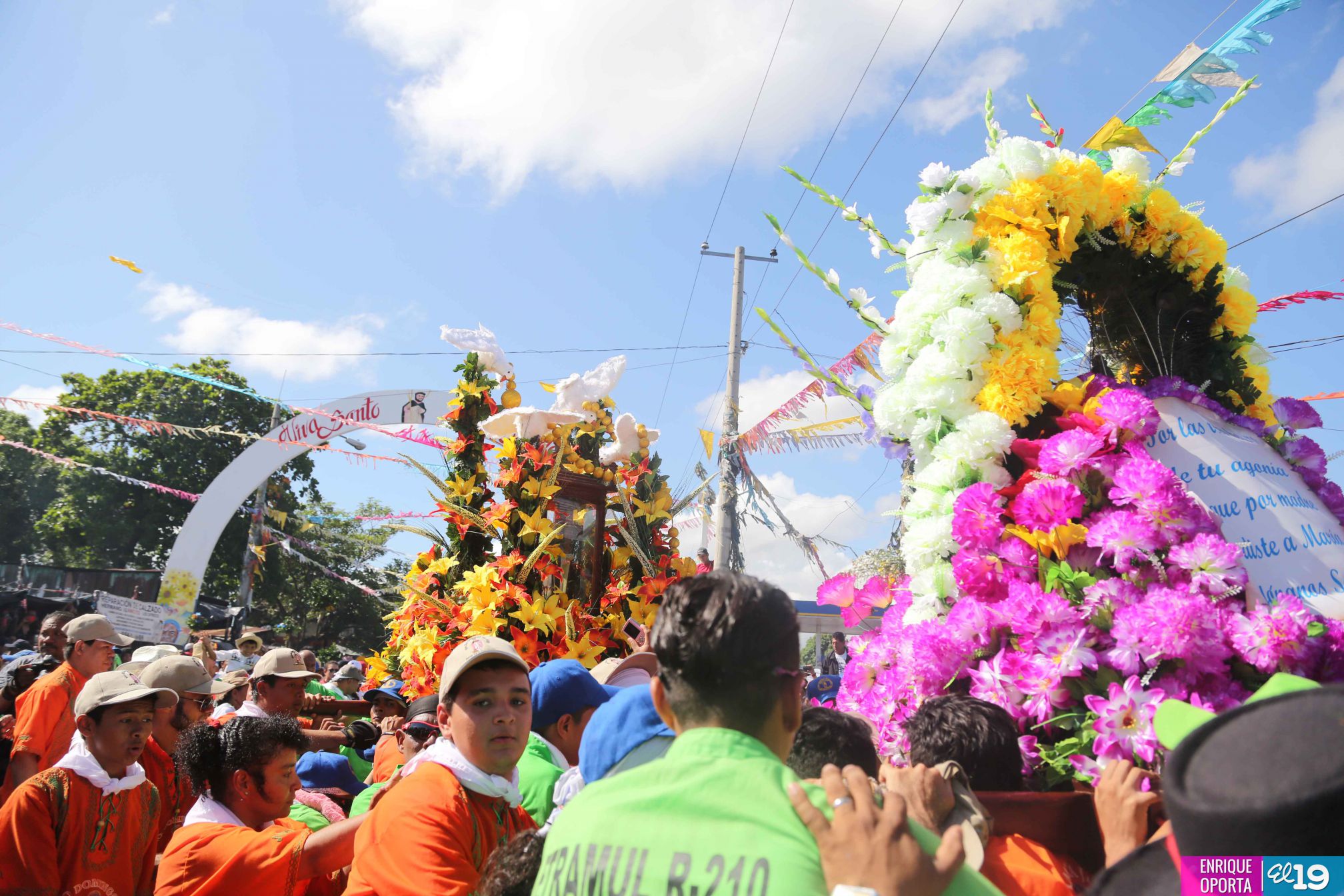 Con alegría y fervor miles acompañan a Santo Domingo hacia Las Sierritas