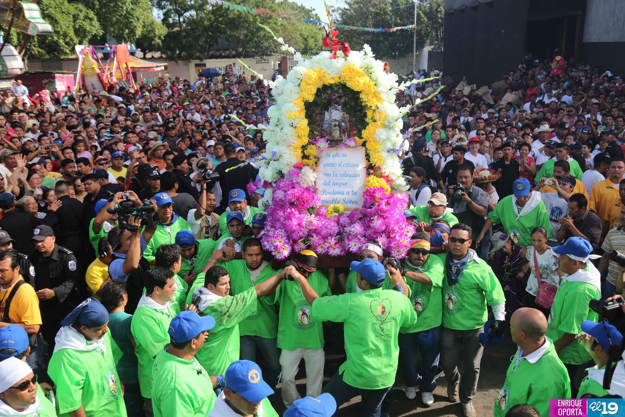 Con alegría y fervor miles acompañan a Santo Domingo hacia Las Sierritas