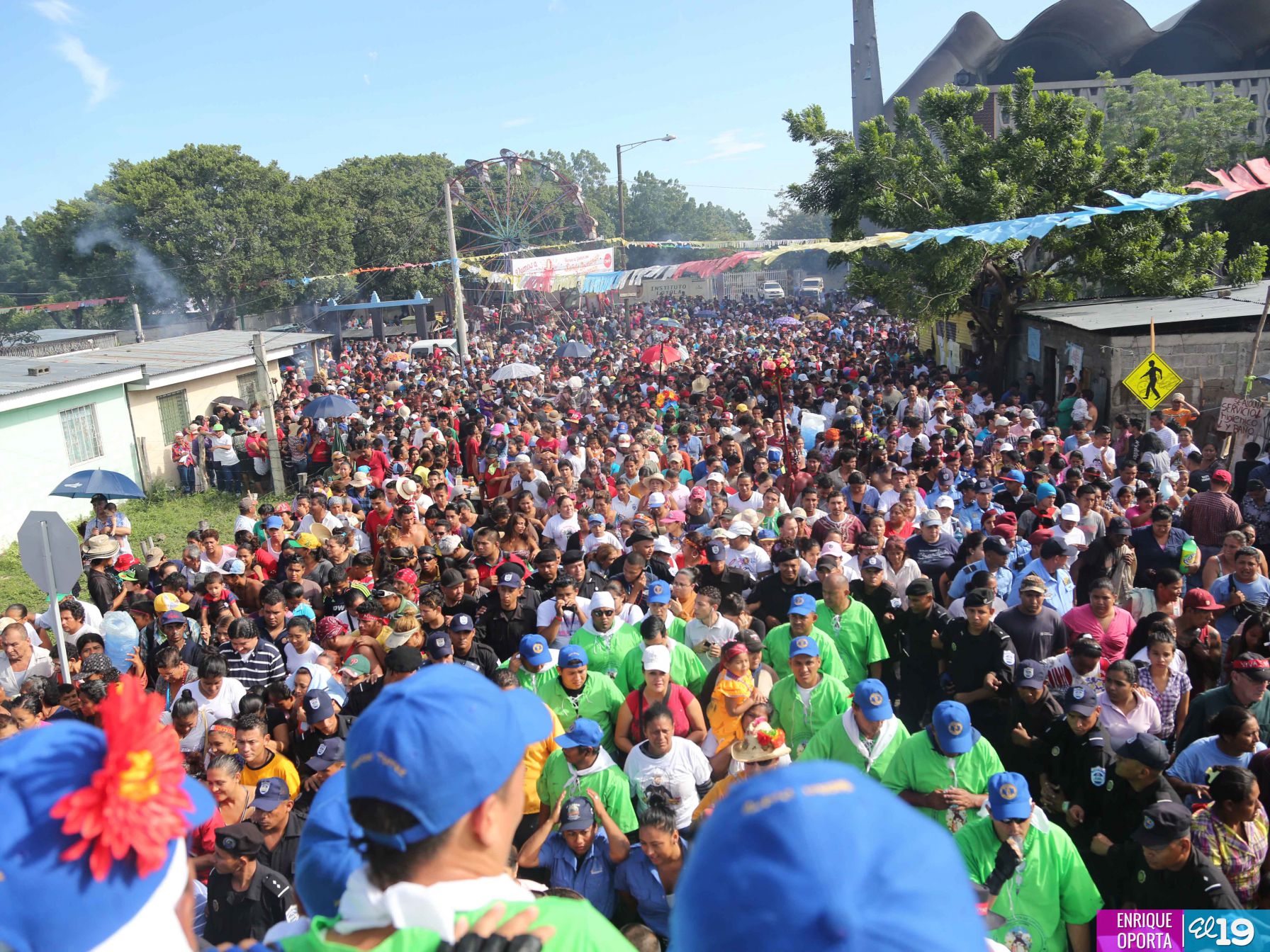 Con alegría y fervor miles acompañan a Santo Domingo hacia Las Sierritas