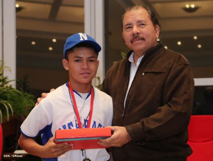 Daniel se reúne con campeones del Torneo Panamericano de Beisbol Infantil AA