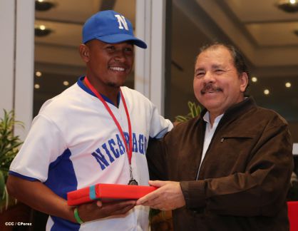 Daniel se reúne con campeones del Torneo Panamericano de Beisbol Infantil AA