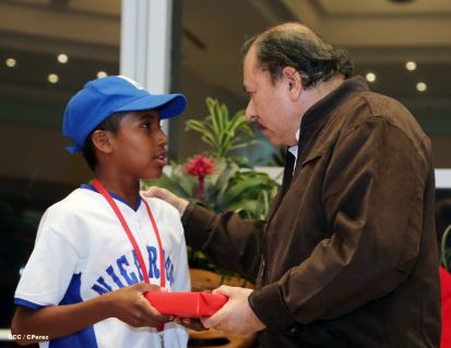 Daniel se reúne con campeones del Torneo Panamericano de Beisbol Infantil AA