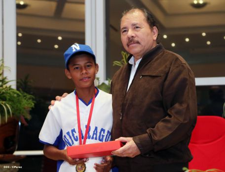 Daniel se reúne con campeones del Torneo Panamericano de Beisbol Infantil AA