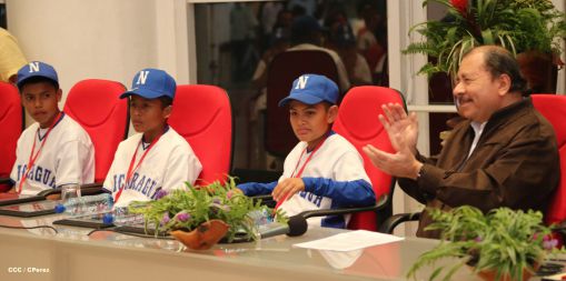 Daniel se reúne con campeones del Torneo Panamericano de Beisbol Infantil AA