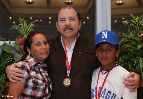 Daniel se reúne con campeones del Torneo Panamericano de Beisbol Infantil AA