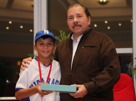 Daniel se reúne con campeones del Torneo Panamericano de Beisbol Infantil AA