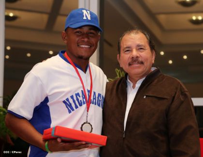 Daniel se reúne con campeones del Torneo Panamericano de Beisbol Infantil AA