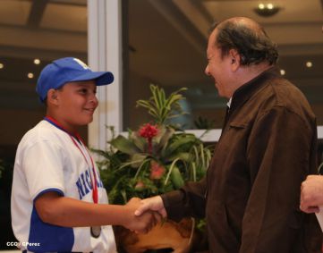Daniel se reúne con campeones del Torneo Panamericano de Beisbol Infantil AA