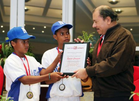 Daniel se reúne con campeones del Torneo Panamericano de Beisbol Infantil AA