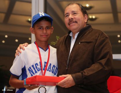 Daniel se reúne con campeones del Torneo Panamericano de Beisbol Infantil AA