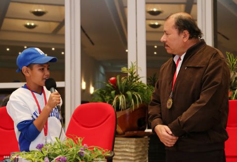 Daniel se reúne con campeones del Torneo Panamericano de Beisbol Infantil AA