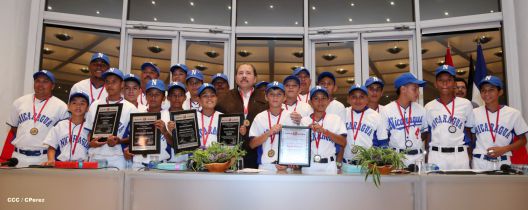 Daniel se reúne con campeones del Torneo Panamericano de Beisbol Infantil AA