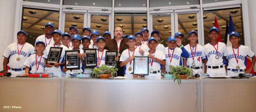 Daniel se reúne con campeones del Torneo Panamericano de Beisbol Infantil AA