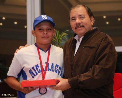 Daniel se reúne con campeones del Torneo Panamericano de Beisbol Infantil AA