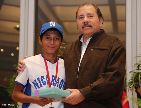 Daniel se reúne con campeones del Torneo Panamericano de Beisbol Infantil AA