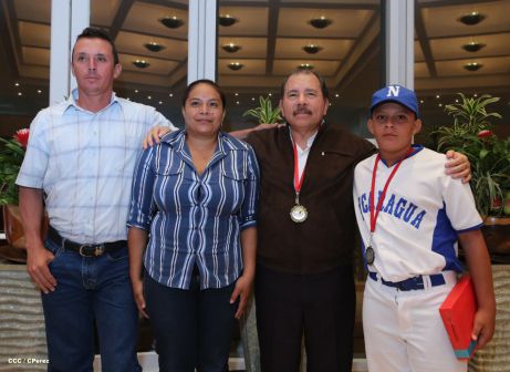 Daniel se reúne con campeones del Torneo Panamericano de Beisbol Infantil AA