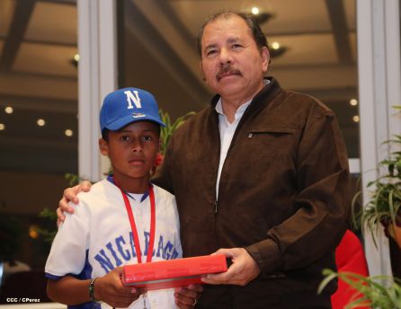 Daniel se reúne con campeones del Torneo Panamericano de Beisbol Infantil AA