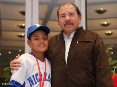Daniel se reúne con campeones del Torneo Panamericano de Beisbol Infantil AA