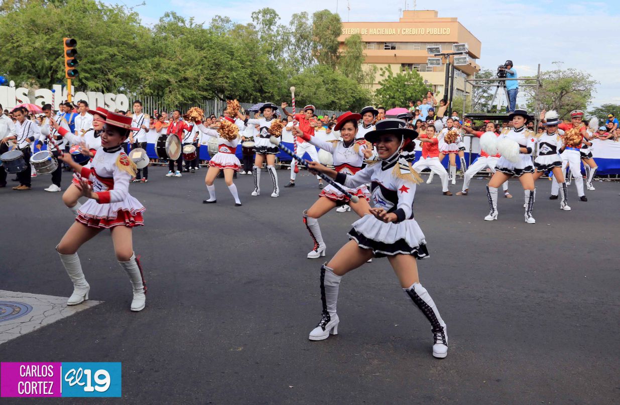Dedican desfile patrio al 34 aniversario de la Cruzada Nacional de Alfabetización