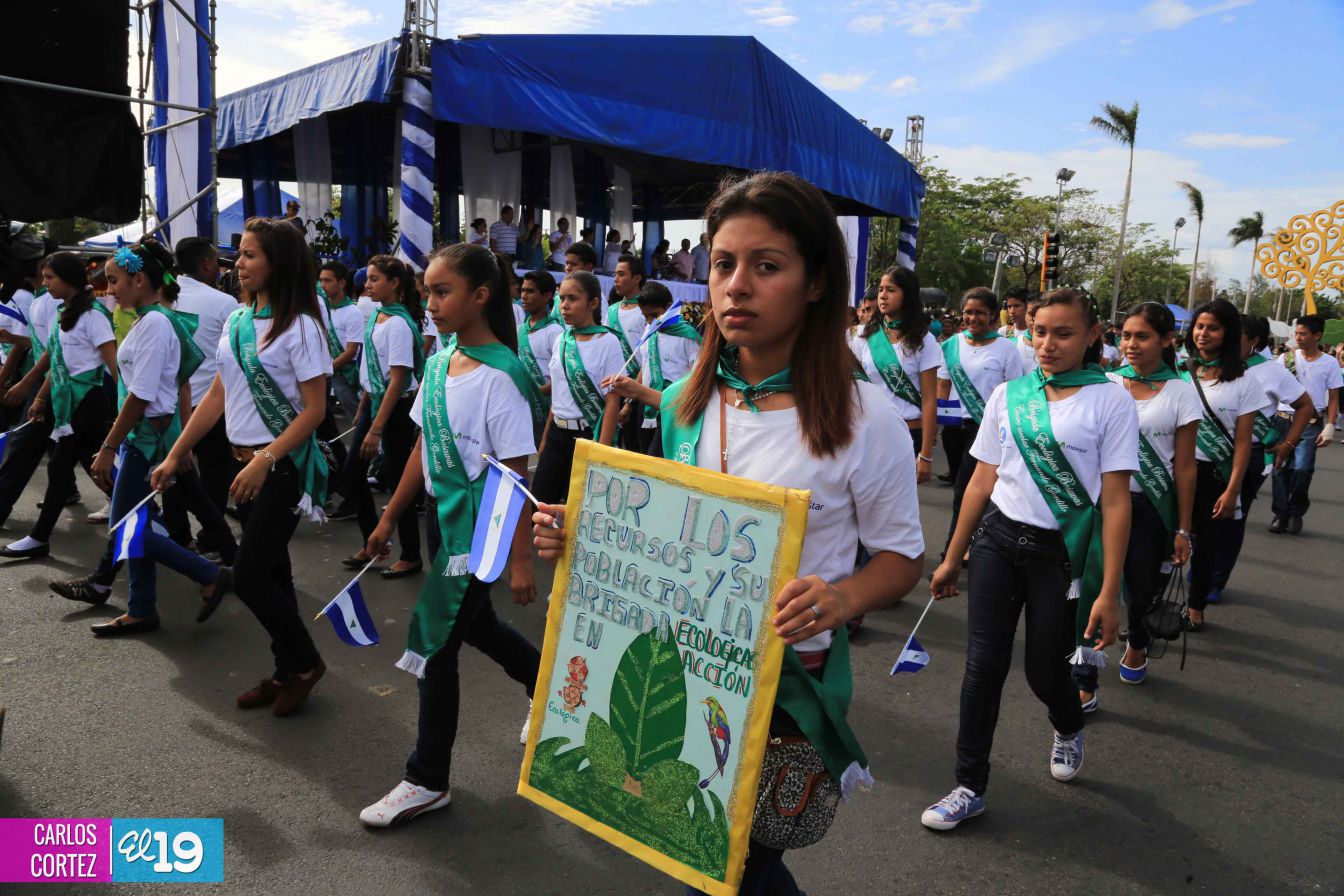 Dedican desfile patrio al 34 aniversario de la Cruzada Nacional de Alfabetización