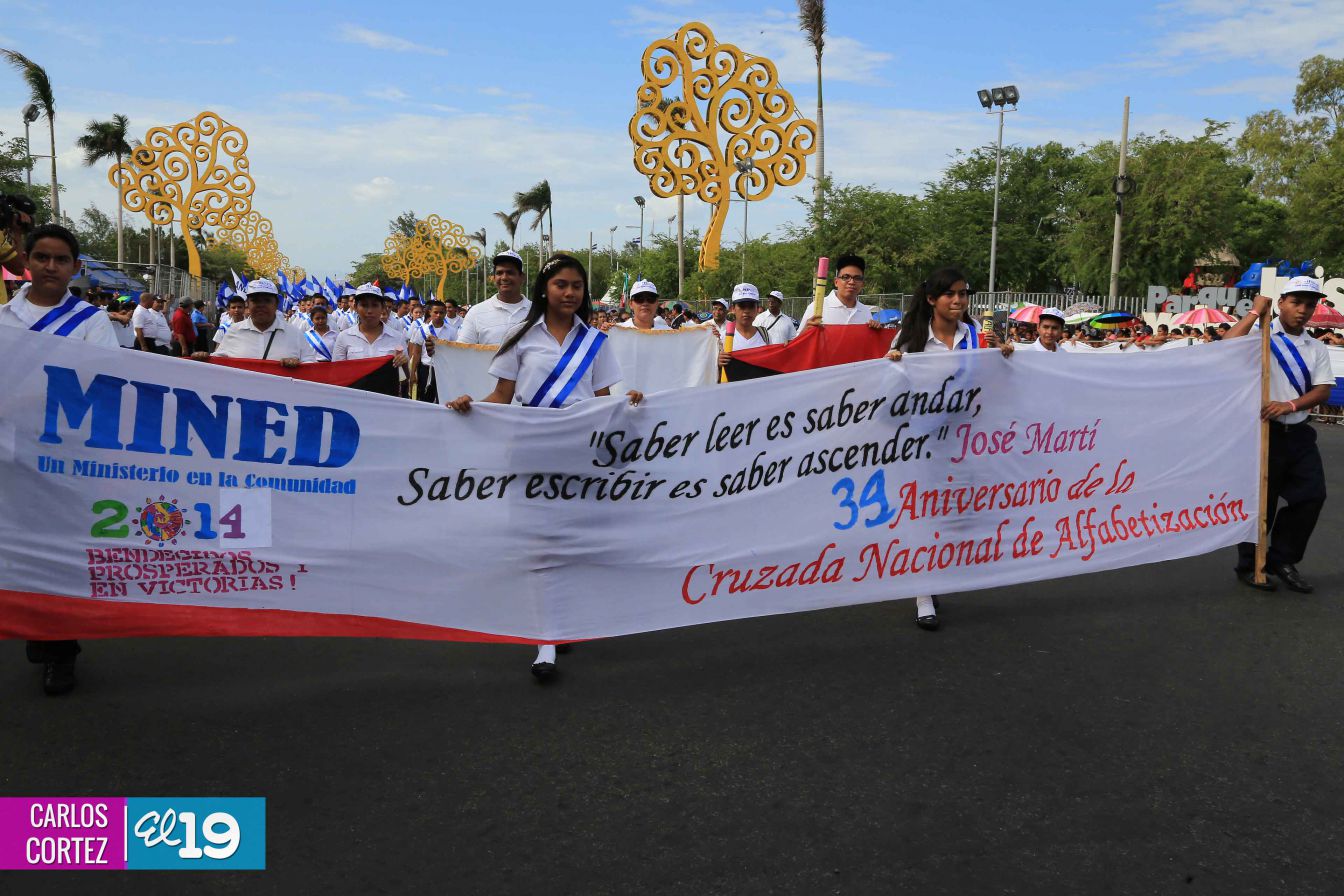 Dedican desfile patrio al 34 aniversario de la Cruzada Nacional de Alfabetización