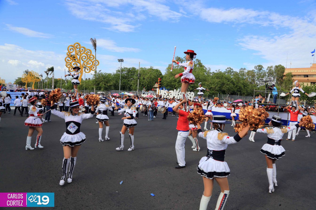 Dedican desfile patrio al 34 aniversario de la Cruzada Nacional de Alfabetización
