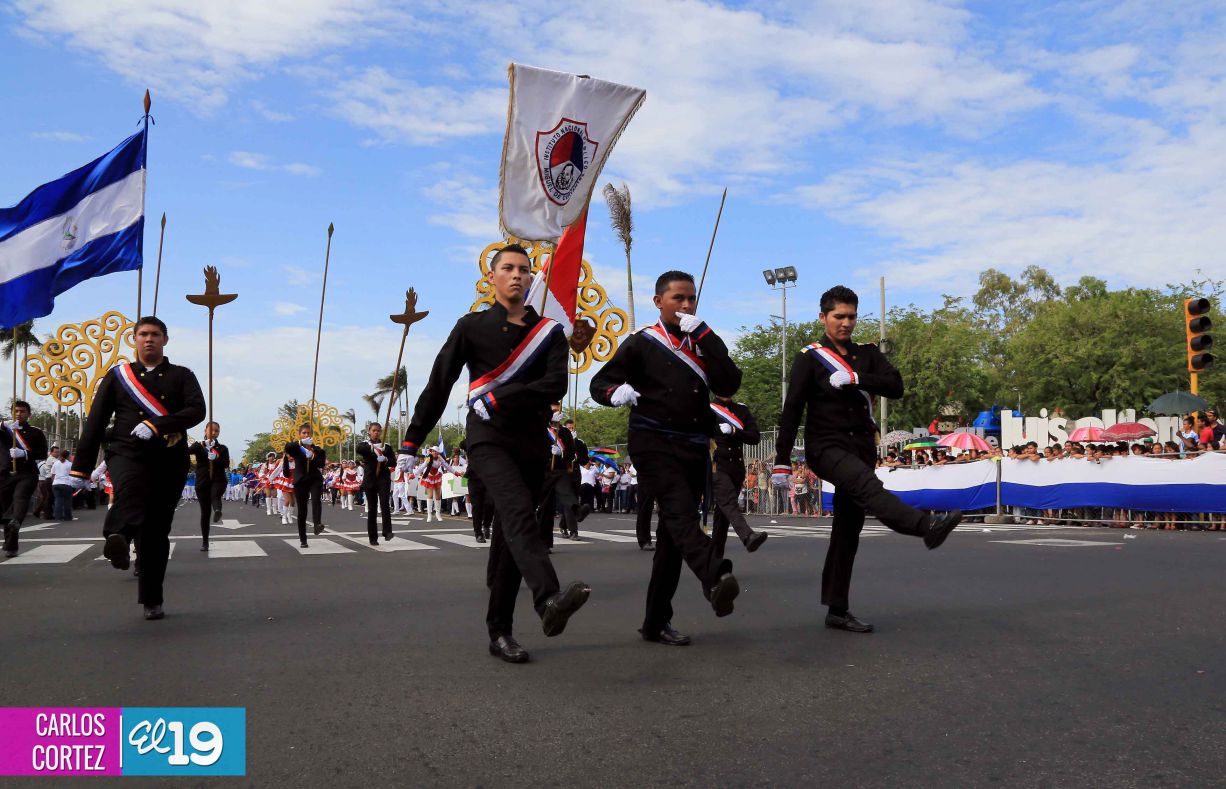 Dedican desfile patrio al 34 aniversario de la Cruzada Nacional de Alfabetización