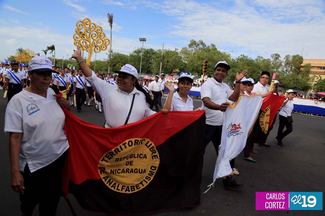 Dedican desfile patrio al 34 aniversario de la Cruzada Nacional de Alfabetización