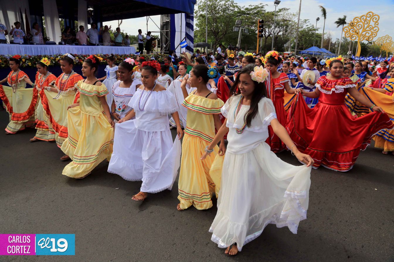 Dedican desfile patrio al 34 aniversario de la Cruzada Nacional de Alfabetización