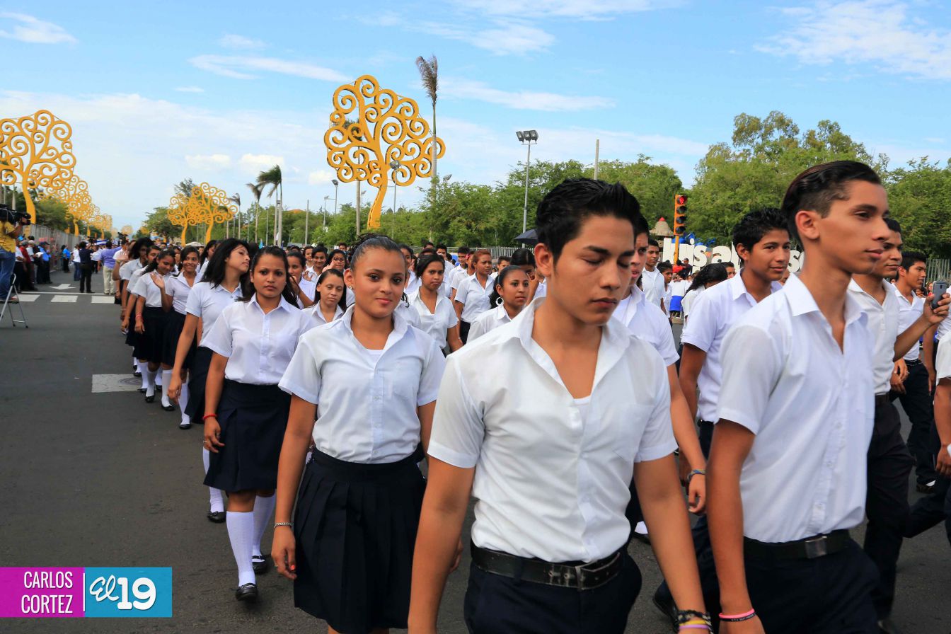 Dedican desfile patrio al 34 aniversario de la Cruzada Nacional de Alfabetización