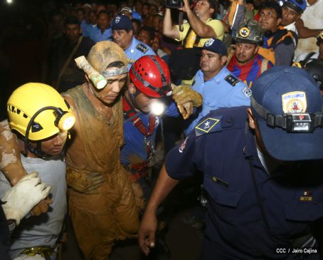 Rescatan con vida a 20 mineros