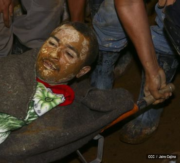 Rescatan con vida a 20 mineros