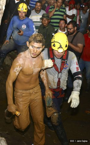 Rescatan con vida a 20 mineros