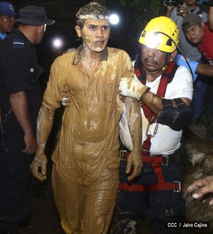 Rescatan con vida a 20 mineros