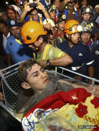 Rescatan con vida a 20 mineros