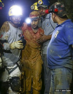 Rescatan con vida a 20 mineros