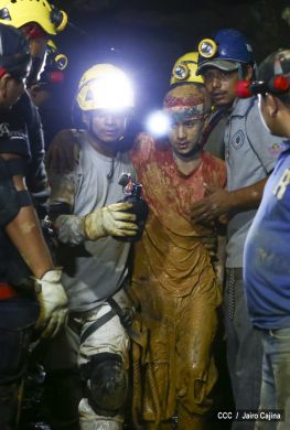 Rescatan con vida a 20 mineros