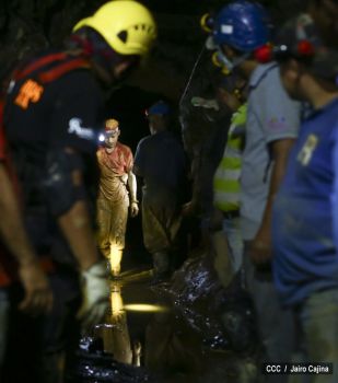 Rescatan con vida a 20 mineros